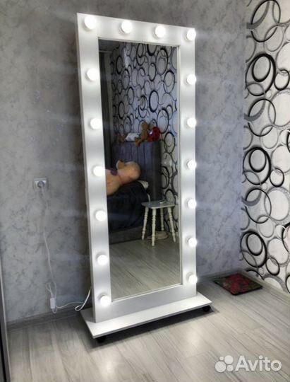 Зеркало на подставке
