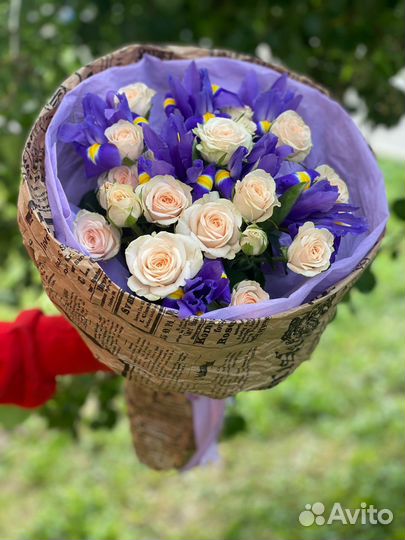 Букет из ирисов и роз