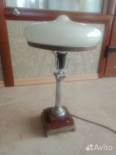 Настольная лампа