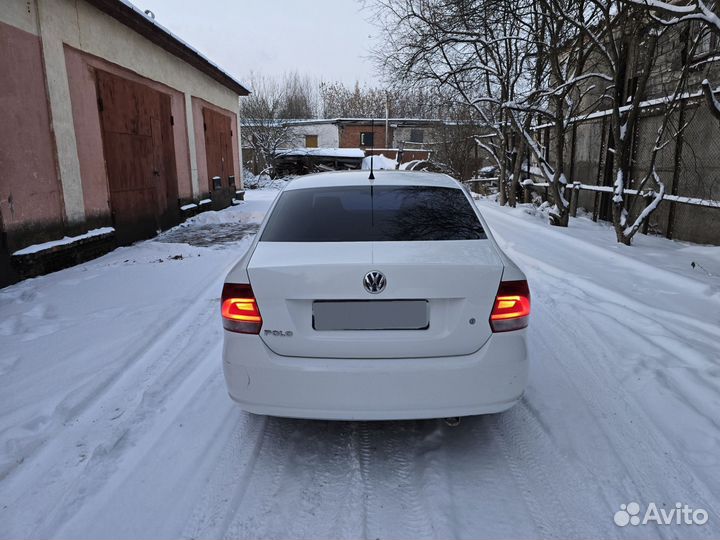 Volkswagen Polo 1.6 МТ, 2012, битый, 128 000 км