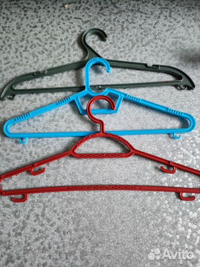 Вешалки плечики(деревянные и пластиковые)