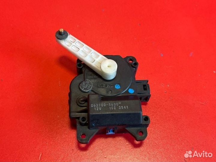 Сервопривод заслонок печки Toyota Avensis ZZT251L