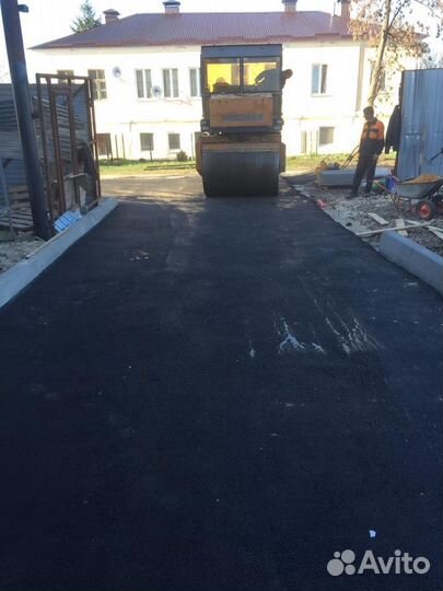 Укладка асфальта,эксковатор-погрузчик