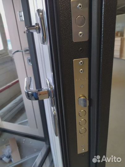 Морозостойкие двери с терморазрывом серого цвета