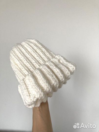 Вязаная шапка ручной работы