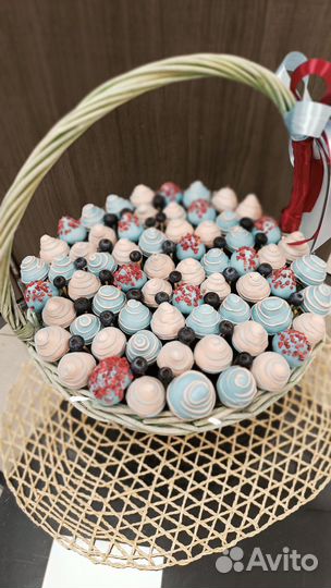 Корзина с клубникой и голубикой