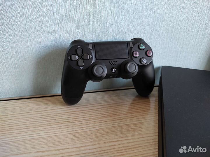 Sony playstation 4 slim / в отличном состоянии
