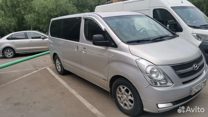 Водитель на своем микроавтобусе 8 мест