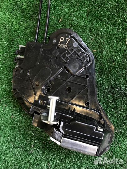 Замок двери задний левый Toyota Crown AWS210