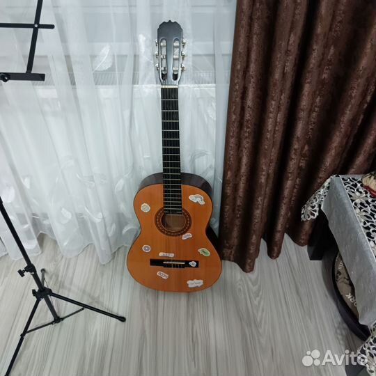 Гитара с чехлом и подставкой для нот