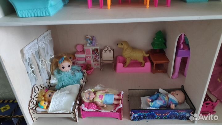 Кукольный домик с мебелью и куклами