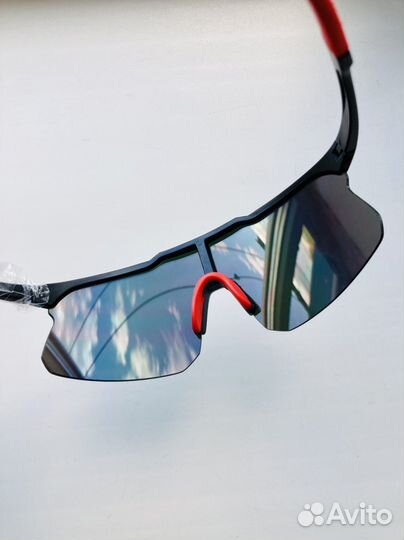 Спортивные чёрно-красные очки солнцезащитные
