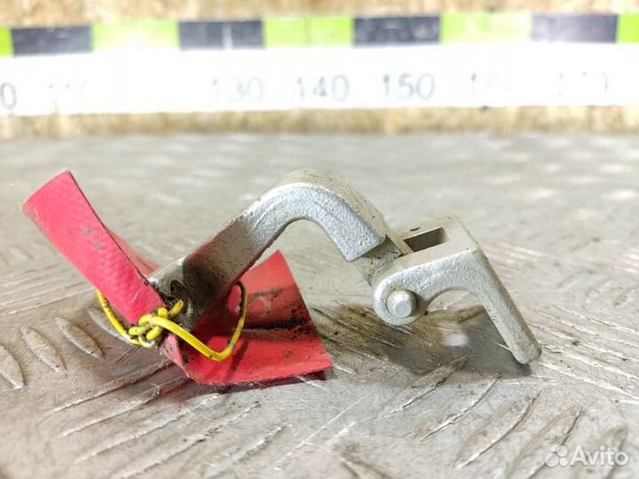 Петля багажника левая Skoda Octavia 2000 2011