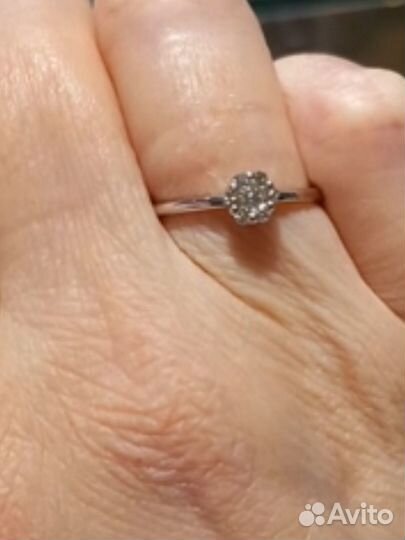 Кольцо с бриллиантом
