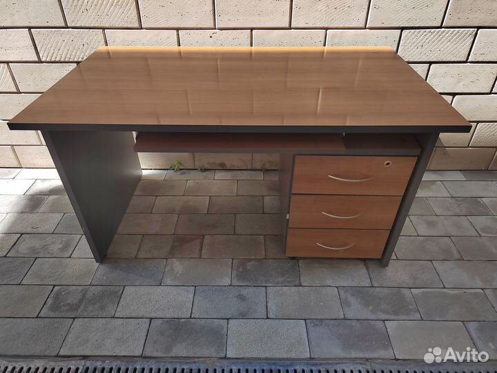 Стол письменный с тумбой