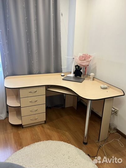 Угловой письменный стол