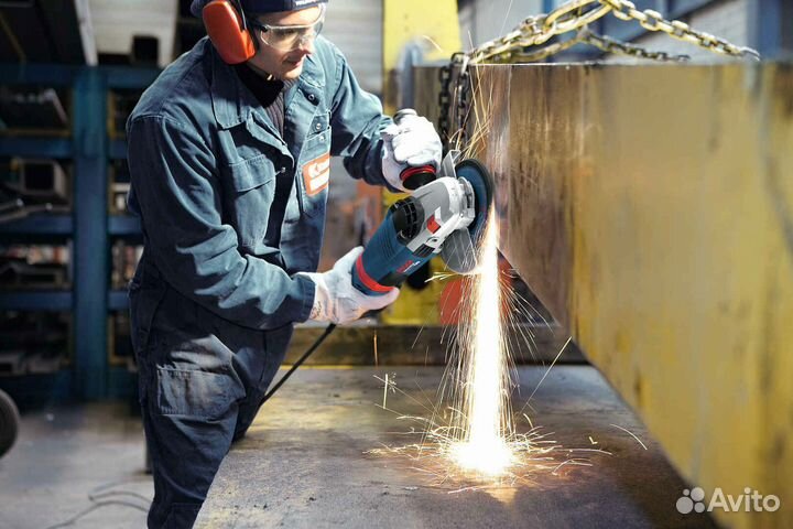 Рабочий на болгарку - шлифовщик