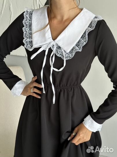 Черное платье с белым воротничком