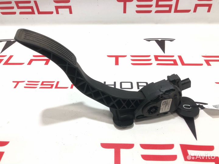 Педаль газа Tesla Model S 2013 1005307-00-A