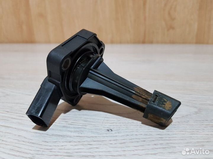 Датчик уровня масла в двигателе Audi A6 4F2 BDX