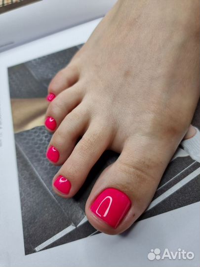 Модель на педикюр с покрытием