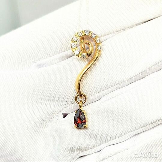 Золотая подвеска с камнем