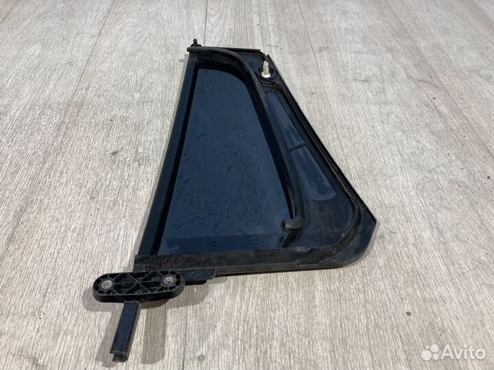 Форточка задняя правая Volkswagen Golf