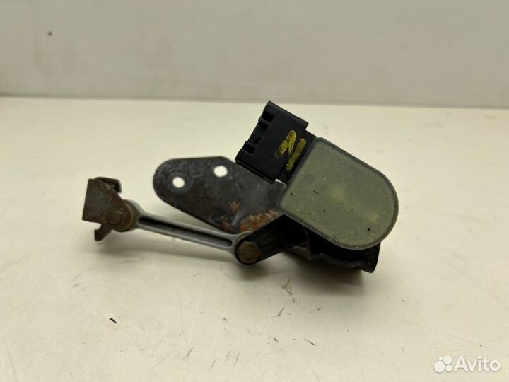 Датчик высоты дорожного просвета Audi A8 D3