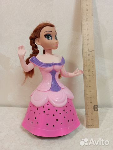 Эльза. Поёт, мигает, двигается