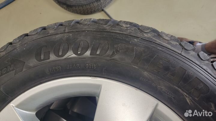 Goodyear Ultragrip Ice Arctic 215/65 R17 99T