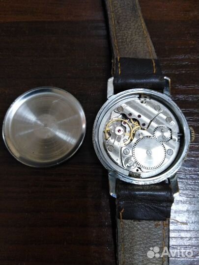 Часы зим на ходу работают точно