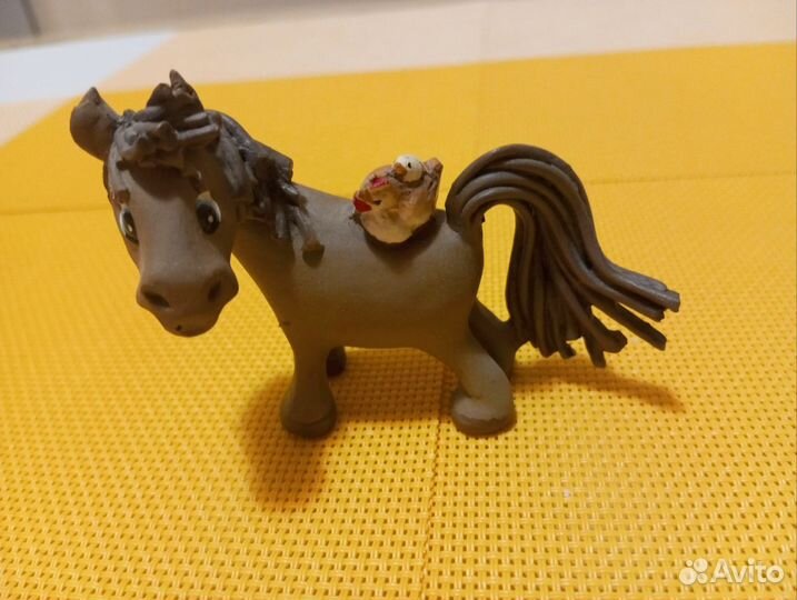 Конь с курицей