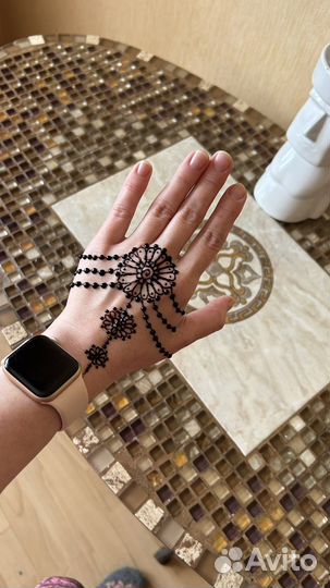 Роспись хной (мехенди)