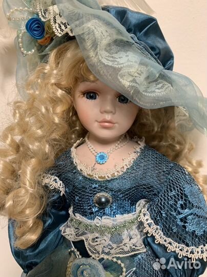 Кукла фарфоровая