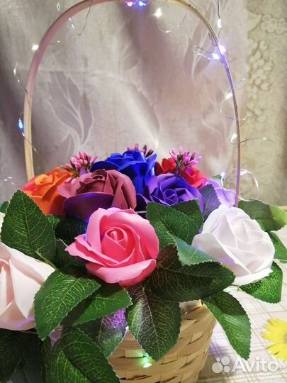 Светящаяся корзинка из 15 роз из мыла