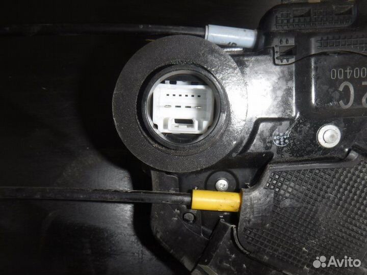 Замок двери задний левый Toyota Corolla 151 1ZR