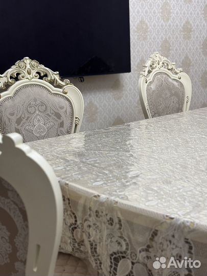 Стол со стульями в гостинную