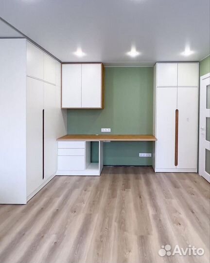 Рабочая зона со шкафом у окна