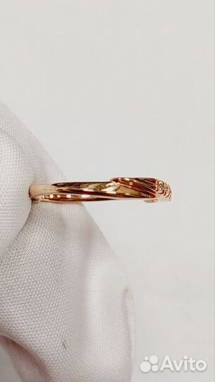 Золотое кольцо с фианитами 585