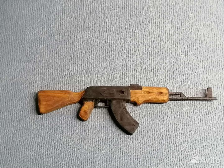 Миниатюрные макеты оружия из дерева на подставке