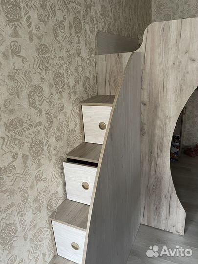 Детская кровать чердак со столом и шкафом