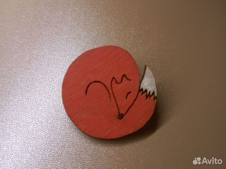 Брошь деревянная значок кошка лиса