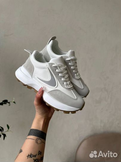 Кроссовки женские