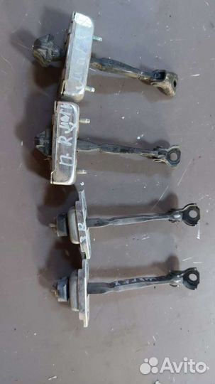 Ограничитель двери на Toyota Mark X