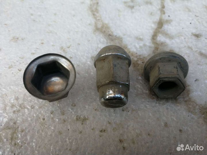 Оригинальные колесные гайки Ford с колпачками