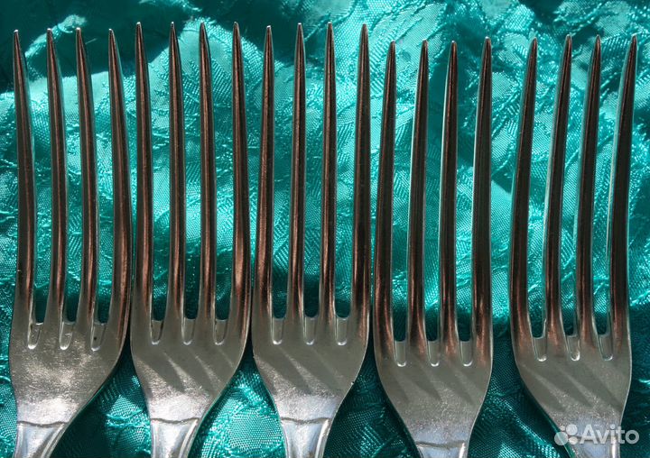 Набор старинных серебряных ножей, ложек и вилок