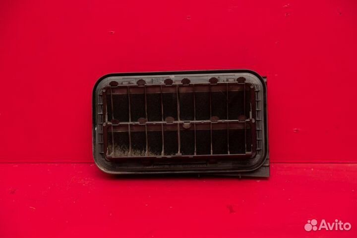 Решетка вентиляционная задняя правая Toyota Land
