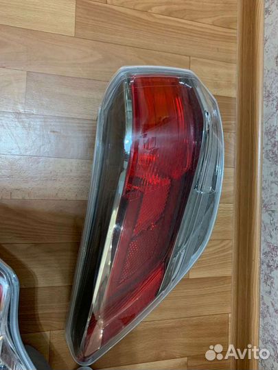 Продам комплект задних оригинальных фар на тойота
