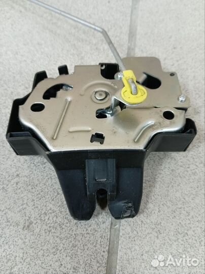 Замок багажника toyota corolla 150