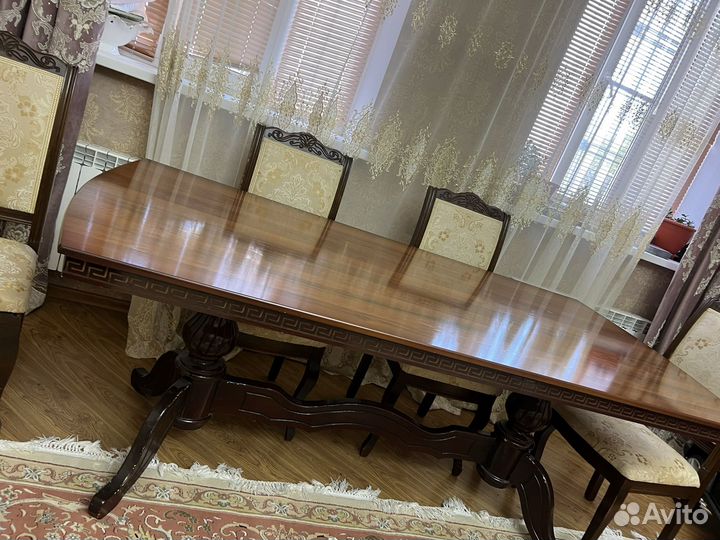 Стол со стульями